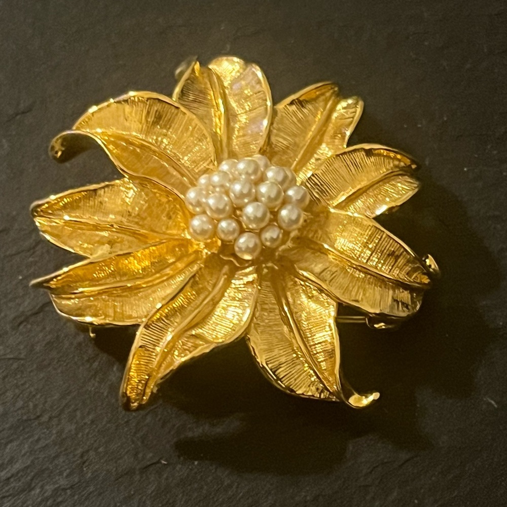 Big Avon Gold Tone Poinsettia Flower Faux Pearl Signed Brooch
